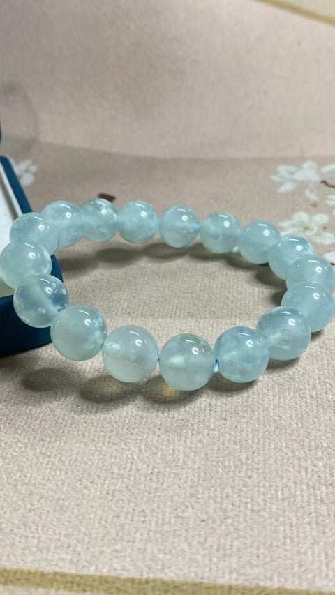 Untaian giok alami yang dibuat dengan indah Ukuran 12mm Warna-warna yang indah Pengiriman dan pajak sudah termasuk.