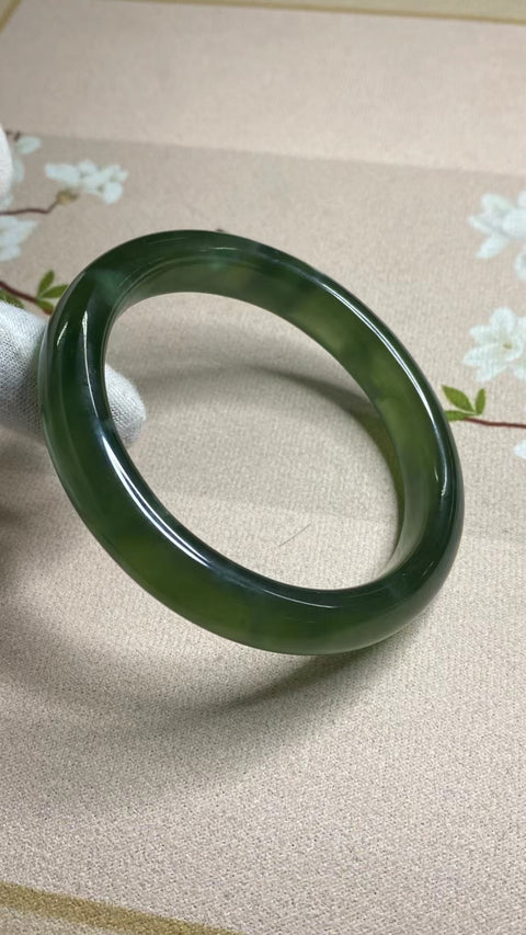 Gelang Bahan Fine Jade 180 Ukuran 61-63mm Ukuran 62.2mm Lebar Sisi 12.3mm Batu giok terbentuk secara alami Pola acak Sudah termasuk pajak pengiriman.