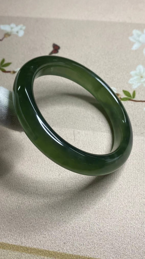 Gelang Bahan Fine Jade 180 Ukuran 57-59mm Ukuran 58.3mm Lebar Sisi 12.5mm Batu giok ini terbentuk secara alami dan polanya acak Sudah termasuk pajak pengiriman.