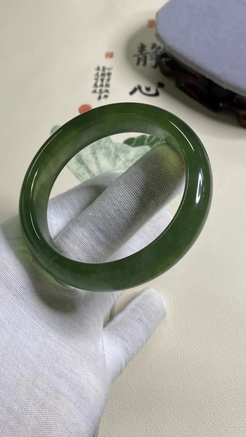 Gelang Hijau Penuh Giok Cui Fine Jade Ukuran 58-60mm Ukuran 59.2mm Lebar Sisi 14.8mm Giok ini terbentuk secara alami dan polanya acak Sudah termasuk ongkos kirim dan pajak.