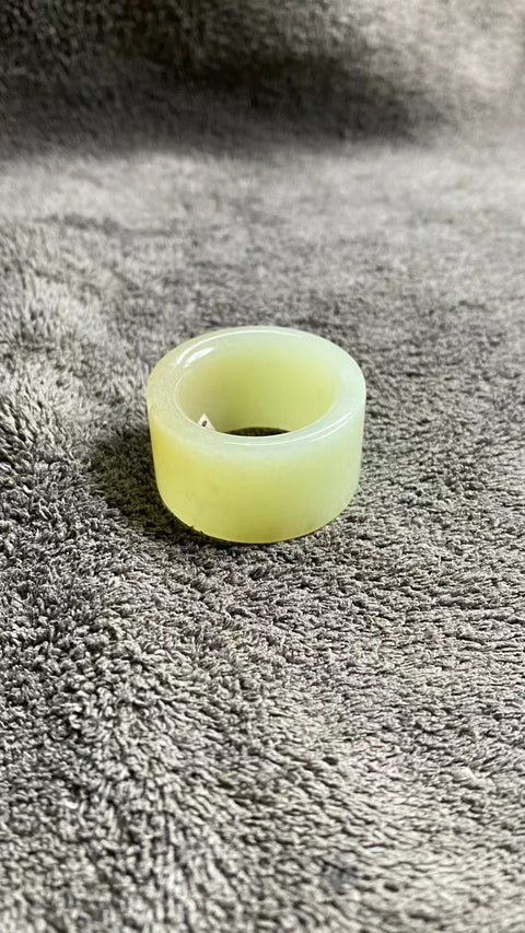 Cincin giok kuning dan putih tua yang indah, giok halus dan hangat, ukuran 22.1mm, gaya yang indah, sudah termasuk pajak pengiriman.