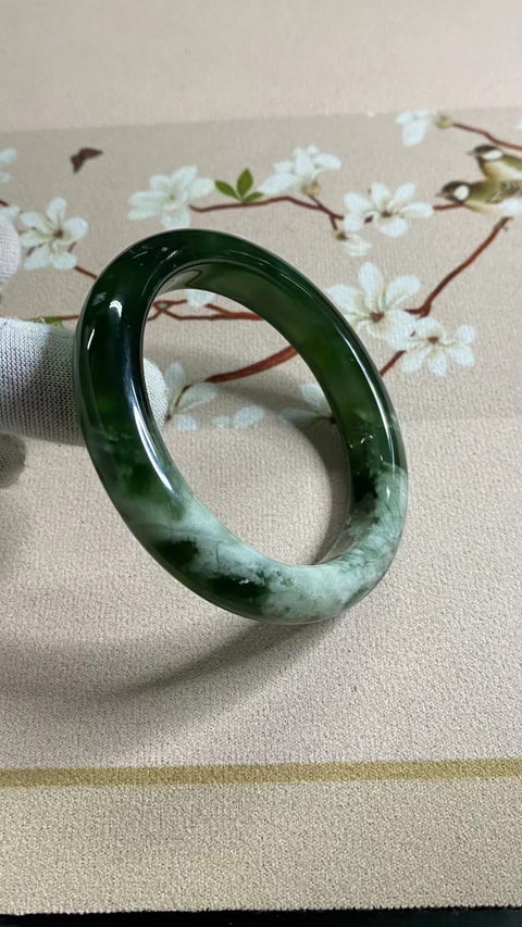 Gelang Gelang Qingti Milkcap Bahan Cui Giok 180 Ukuran 57-59mm Ukuran 58.2mm Lebar Sisi 12mm Giok ini semuanya terjadi secara alami Pola-polanya acak Termasuk pengiriman dan pajak.