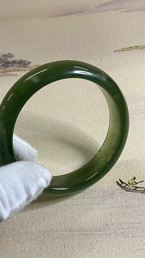 Gelang Bahan Fine Jade 180 Ukuran 62-65mm Ukuran 63.1mm Lebar Sisi 16mm Batu giok terjadi secara alami Pola acak Termasuk pajak pengiriman.
