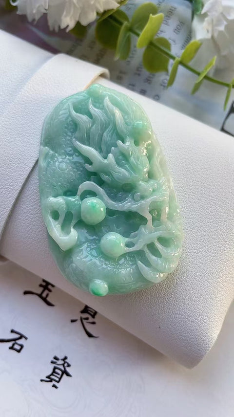 Liontin Naga Jadeite Alami & nbsp; Ukuran 6.8 * 4.1 * 0.7cm Batu giok halus dan hangat, diukir dengan tangan, gaya yang indah sudah termasuk pajak pengiriman.