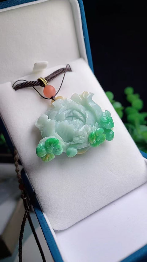 Liontin Bunga Jadeite Alami Bahan Old Pit Jade halus dan hangat, penuh dengan kepala air Ukuran 4.5 * 3.6cm Pengiriman dan pajak sudah termasuk.