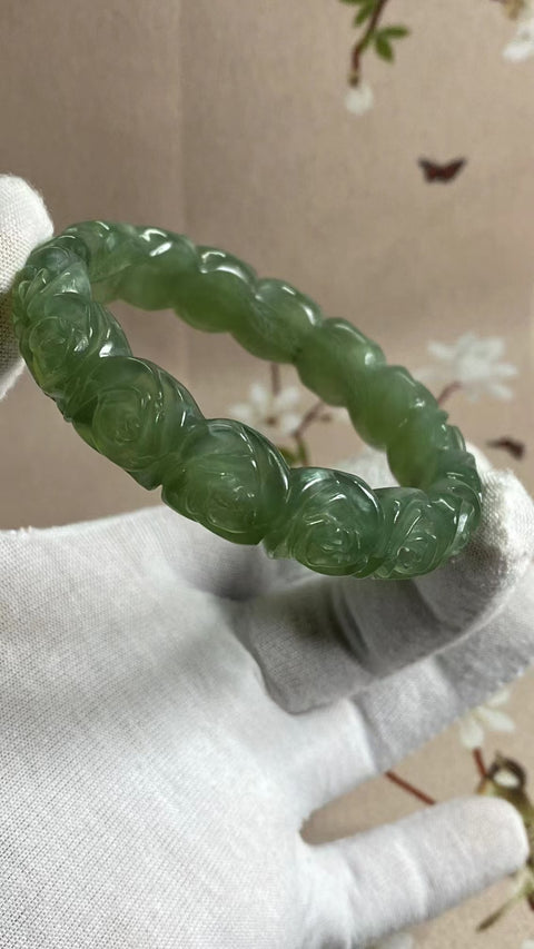 Gelang Bunga Ukiran Batu Giok Cui Jade Ice Green Ukuran 57-59mm Ukuran 58.8mm Lebar Sisi 14.5mm Batu giok semuanya terjadi secara alami Pola pengiriman acak Termasuk Pajak Pengiriman