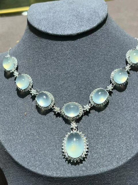 Kalung Giok Alami dengan Telur Besar Giok ini bersih, halus, dan hangat. Ukuran seperti yang ditunjukkan. 925 Perak Termasuk ongkos kirim dan pajak.