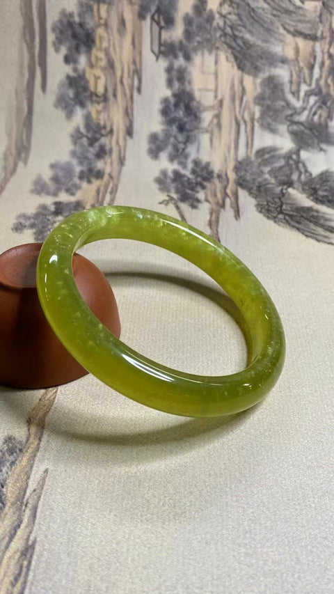 Gelang Giok Cui Halus Ukuran 61-63mm Ukuran 62.5mm Lebar 11.9mm Giok terjadi secara alami Pola acak Termasuk ongkos kirim dan pajak