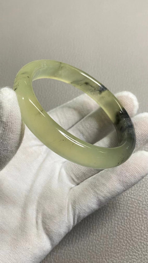 Gelang Tinta Giok Cui Giok bersih dan halus serta hangat Ukuran 61-63mm Ukuran 62.7mm Lebar sisi 12.9mm Giok terbentuk secara alami Pola acak Termasuk ongkos kirim dan pajak