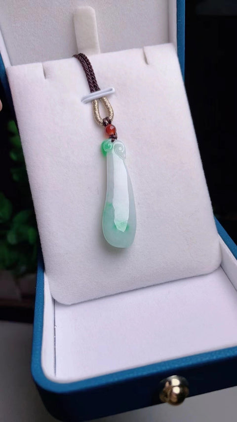 Liontin Jadeite Fugua Warna Hijau Pedas Ukuran 3.6 * 1.2mm Batu giok bersih, halus dan hangat Sudah termasuk pajak pengiriman.