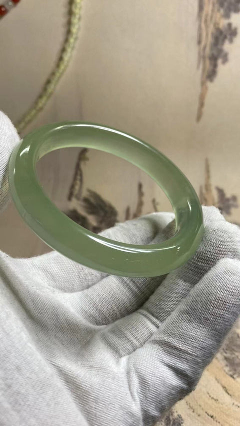 Gelang Giok Giok Cui Fine Jade Ice Green Ukuran 57-59mm Ukuran 58.7mm Lebar Sisi 12.2mm Giok ini terbentuk secara alami dan polanya acak Sudah termasuk pajak pengiriman.