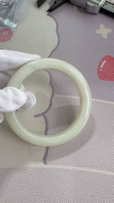 Gelang giok Xiuyan yang indah, diameter dalam: 60mm, lebar samping 13.6mm, batu alam dihasilkan secara alami, polanya acak, termasuk pajak pengiriman