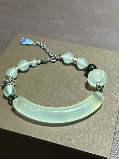 Gelang Giok Cui Giok yang bersih, halus dan hangat, ditata dengan indah dan terbuat dari perak murni.
