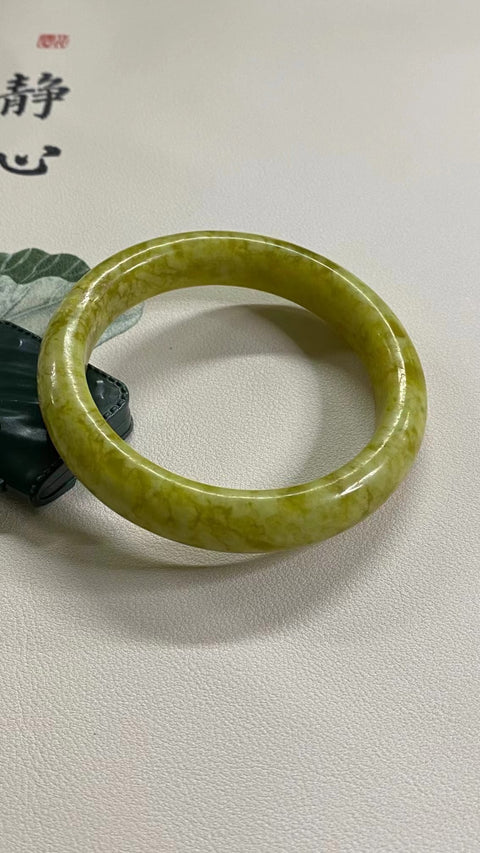 Gelang Bunga Emas Ciu Giok Alami Giok bersih dan halus Ukuran 61-63mm Ukuran 62.2mm Lebar sisi 13.5mm Giok semuanya terjadi secara alami Pola acak Termasuk pajak pengiriman.