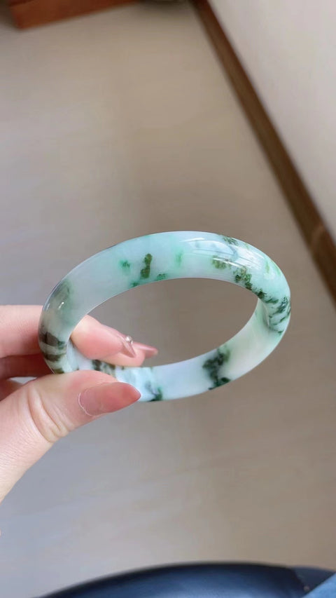 Gelang Batu Giok Alami Bahan Batu Giok Tua Bagian bawahnya halus dan hangat, dengan kepala penuh air Ukuran 58,5 mm Batu giok ini terbentuk secara alami Pola acak Termasuk ongkos kirim dan pajak
