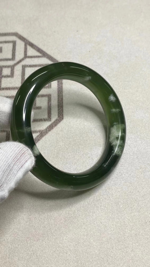 Gelang Hijau Penuh Giok Cui Alami Ukuran 56-58mm Ukuran 57.7mm Ukuran 12.7mm Giok semuanya terjadi secara alami Pola acak termasuk pajak pengiriman