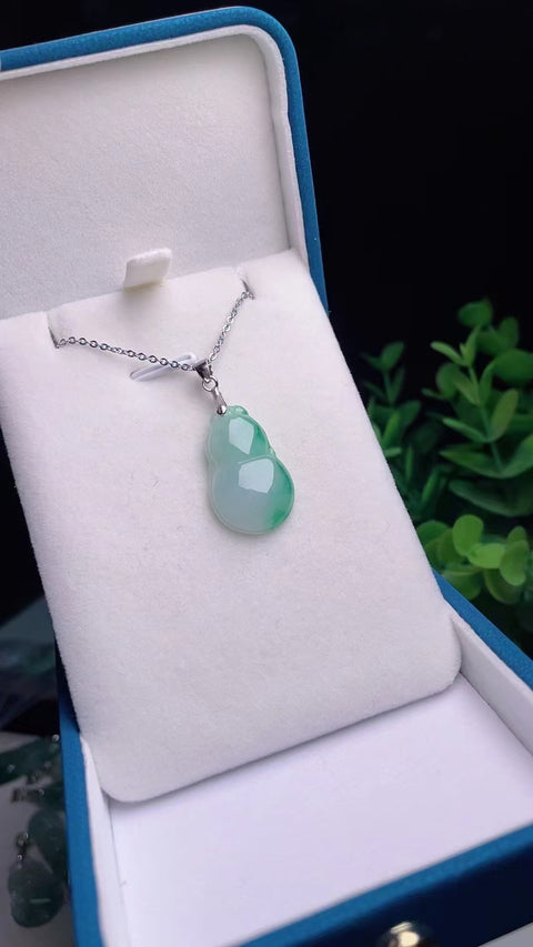 Kalung Labu Jadeite Alami 925 perak bertatahkan bahan Old Pit Bahan dasar yang halus dan hangat Ukuran 2,3 * 1,5 cm Sudah termasuk pajak pengiriman
