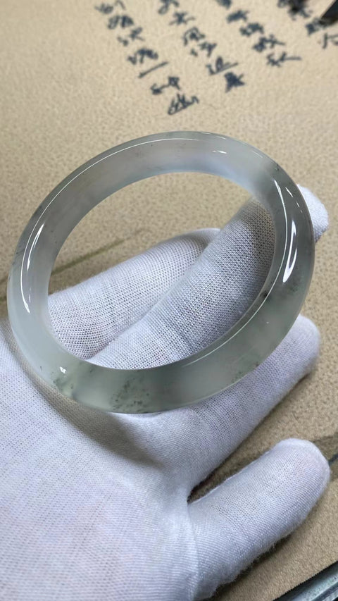 Gelang Es Giok Cui Giok Abu-Abu Alami Ukuran 57-59mm Ukuran 58.5mm Lebar Sisi 11.5mm Giok ini terbentuk secara alami dan polanya acak Sudah termasuk pajak pengiriman.