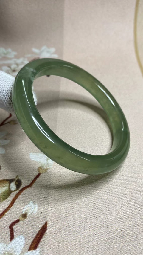 Gelang Hijau Es Giok Cui Giok Alami Ukuran 60-62mm Ukuran 61.1mm Lebar Sisi 10.5mm Giok terjadi secara alami Pola acak termasuk pajak pengiriman