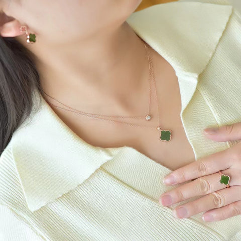 Set Kalung Jasper Semanggi Alami 10216-1 Anting 12032-1 Cincin 11431-1 Yu Zihan bersih, halus dan hangat. Gayanya sangat indah dan elegan. Sudah termasuk ongkos kirim dan pajak.