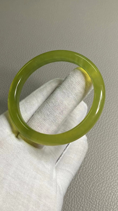 Gelang Giok Ciu Alami Ukuran 56-58mm Ukuran 57.6mm Lebar Sisi 9.6mm Giok adalah batu giok yang terbentuk secara alami Pola acak Termasuk ongkos kirim dan pajak.