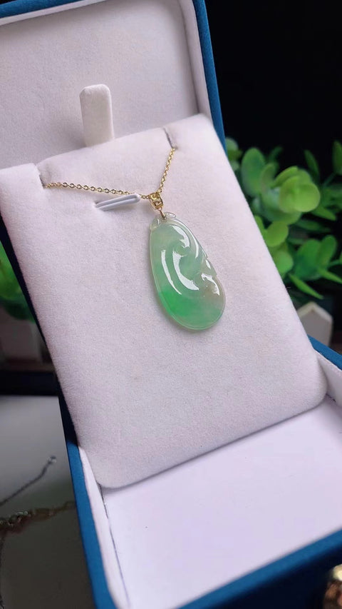 Kalung Jadeite Ruyi alami dengan pengaturan emas 18 karat Ukuran 3,3 * 1,4 mm Penuh dengan air dan warna yang indah Sudah termasuk pajak pengiriman.