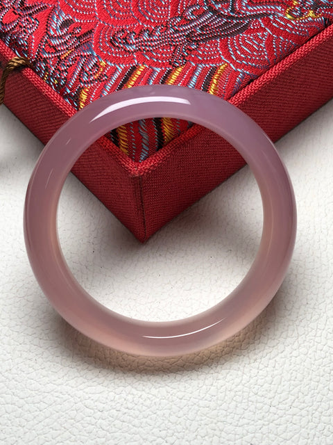 Gelang Batu Giok Alami Batu gioknya halus dan hangat Strukturnya rapat &nbsp;Es dan tembus cahaya Di tangan yang besar menunjukkan temperamen &nbsp;Ukuran: 56 x 15 x 9㎜ &nbsp;Batu giok terbentuk secara alamiah Pola acak Sudah termasuk pajak pengiriman