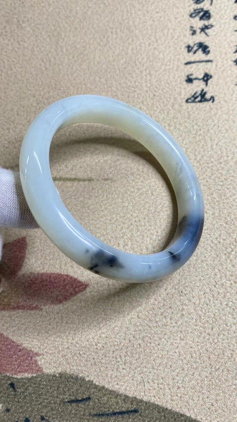 Gelang Giok Ciu Alami Ukuran 58-60mm Ukuran 59.9mm Lebar Sisi 11.6mm Giok terjadi secara alami Pola acak Pengiriman dan pajak sudah termasuk.