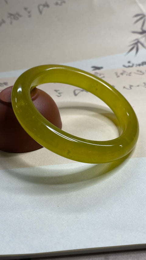 Gelang giok Xiuyan yang indah, bunga emas, emas menunjukkan kekayaan, diameter dalam: 60,2mm, lebar samping 12,4mm, batu alam dihasilkan secara alami, polanya acak, termasuk pajak pengiriman