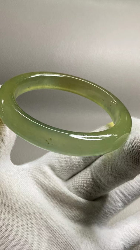 Gelang Warna Musim Semi Giok Cui Giok Alami Ukuran 61-63mm Ukuran 62.2mm Lebar Sisi 12.2mm Giok ini terbentuk secara alami dan polanya acak Sudah termasuk ongkos kirim dan pajak.