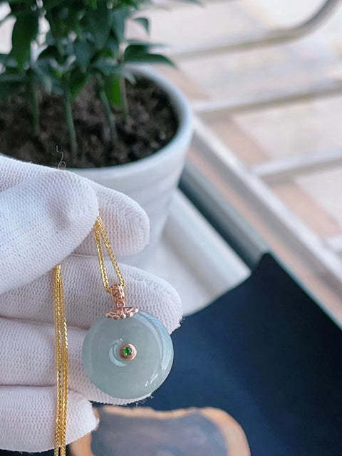 Kalung Perdamaian Jadeite a-barang Alami Pengaturan Emas 18k Ukuran 22 * 22 * 6.5mm Rantai Perak Giok Gratis bersih dan halus serta hangat.