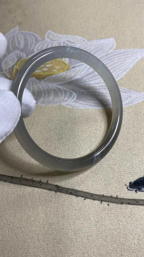 Gelang Strip Kecantikan Es Batu Giok Abu-abu Sierra Jade Alami Ukuran 58-60mm Ukuran 60.1mm Lebar Sisi 7.5mm Batu giok muncul secara alami Pola pengiriman acak Pajak pengiriman sudah termasuk.