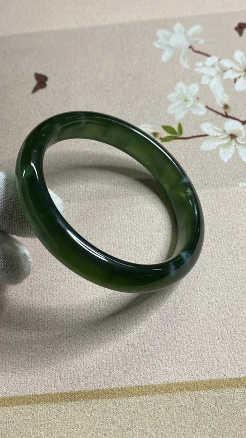 Gelang Bahan Giok Cui Alami 180 Ukuran Gelang 55-57mm Ukuran 56.7mm Lebar Sisi 11.6mm Giok terbentuk secara alami Pola acak Pengiriman dan pajak sudah termasuk.