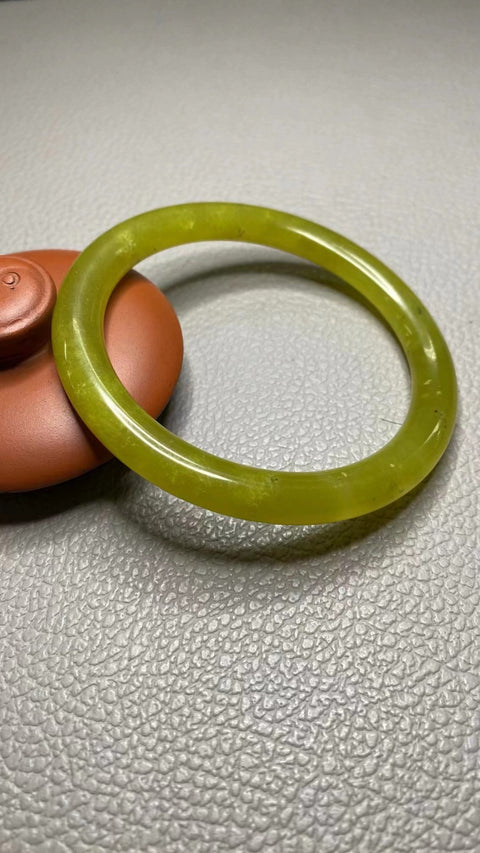 Gelang Bunga Giok Kuning Emas Ukuran 58-60mm Ukuran 59.1mm Lebar Sisi 6.7mm Giok terjadi secara alami dan polanya acak Sudah termasuk ongkos kirim dan pajak.