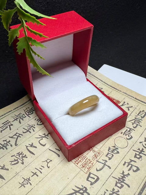 Cincin giok antik Hetian alami berwarna kuning dan putih. Giok ini lembut dan hangat saat disentuh, dengan struktur yang padat dan gradasi warna seperti gula. Serbaguna dan bergaya. Ukuran: 19,6 x 74 mm. Termasuk ongkos kirim dan pajak.