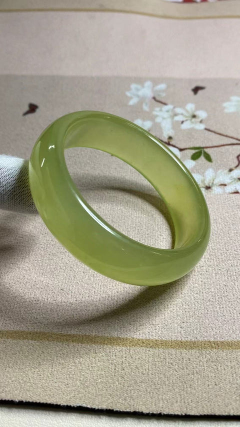 Gelang Giok Cui Halus Ukuran 57-59mm Ukuran 58.1mm Lebar 17.6mm Giok terjadi secara alami Pola acak Termasuk pajak pengiriman