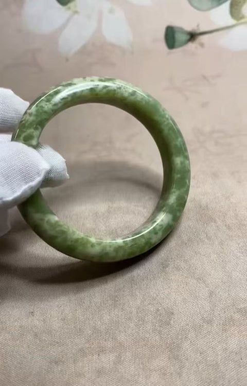 Gelang giok Xiuyan yang indah dengan warna hijau tua berminyak, diameter dalam: 52,8 mm, lebar samping: 12,9 mm. Semua batu terbentuk secara alami. Biaya pengiriman dan pajak sudah termasuk.
