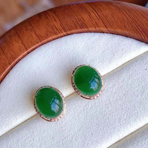 Anting-anting Pejantan Jasper Alami dalam Pengaturan Emas 18k Ukuran 8 * 10mm Giok bersih, halus dan hangat.