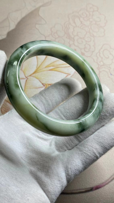 Gelang Cui Giok Minyak Tua Cui Giok Alami Ukuran 62-64mm Ukuran 63.1mm Lebar Sisi 12.6mm Giok terjadi secara alami Pola acak Pengiriman dan pajak sudah termasuk.