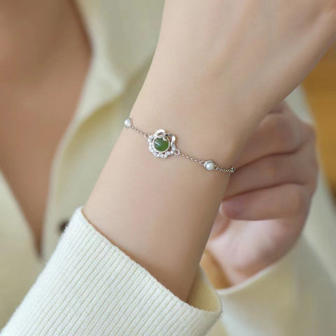 Gelang Kunci Ruyi Giok Hetian Giok Alami dengan Mutiara yang terbuat dari Perak 925. Gioknya bersih dan halus, sudah termasuk pajak pengiriman.