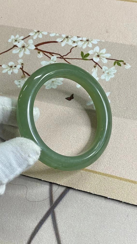 Gelang Giok Ciu Alami Ukuran 58-60mm Ukuran 59.7mm Ukuran 11.8mm Giok adalah batu giok yang terbentuk secara alami Pola acak termasuk pajak pengiriman