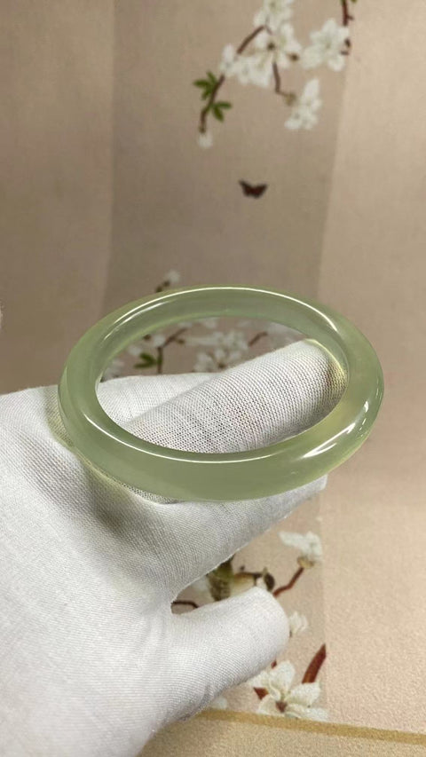 Gelang Giok Cui Halus Ukuran 55-57mm Ukuran 56.5m Lebar 9mm Giok terjadi secara alami Pola acak Termasuk ongkos kirim dan pajak