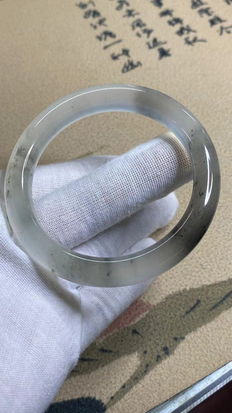 Gelang Es Batu Giok Cui Giok Abu-abu Ukuran 55-57mm Ukuran 56.1mm Lebar Sisi 10mm Batu giok terjadi secara alami Pola acak Pengiriman dan pajak sudah termasuk.