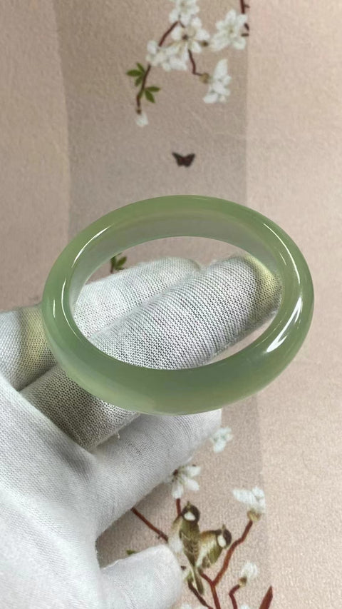 Gelang Hijau Es Giok Cui Giok Alami Ukuran 49-61mm Ukuran 50.6mm Lebar Samping 12.4mm Giok terjadi secara alami Pola acak termasuk pajak pengiriman