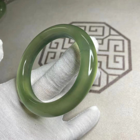 Gelang Giok Cui Alami Ukuran 54-56mm Ukuran 55.1mm Lebar Sisi 11.7mm Giok terbentuk secara alami Pola acak Termasuk pajak pengiriman.