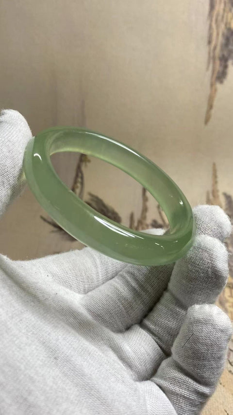 Gelang Giok Cui Fine Jade Ice Green Ukuran 55-57mm Ukuran 56.3mm Lebar Sisi 11.2mm Batu giok muncul secara alami dan polanya acak Sudah termasuk pajak pengiriman.