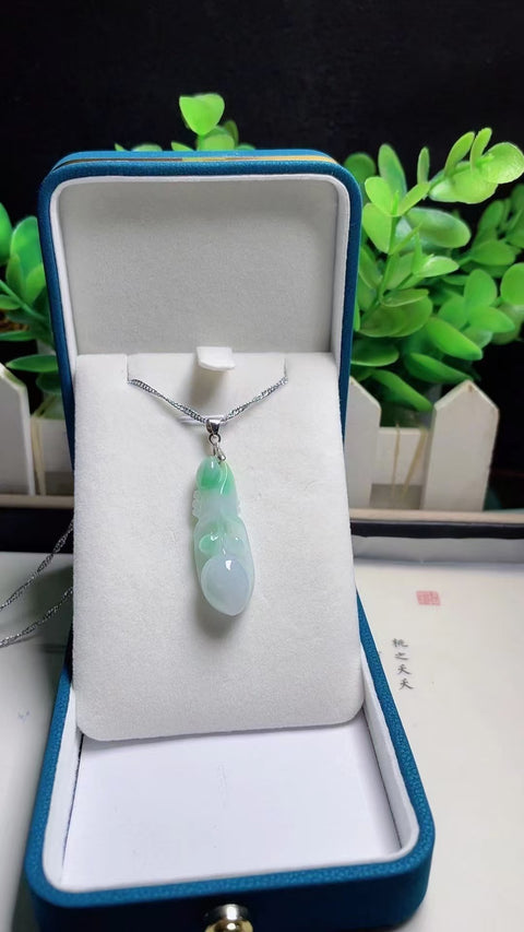 Kalung Lily Jadeite Alami Bahan Pit Tua Ukuran 3.2 * 1.2cm 925 Perak Pengaturan Es Es Transparan Sudah termasuk pajak pengiriman.