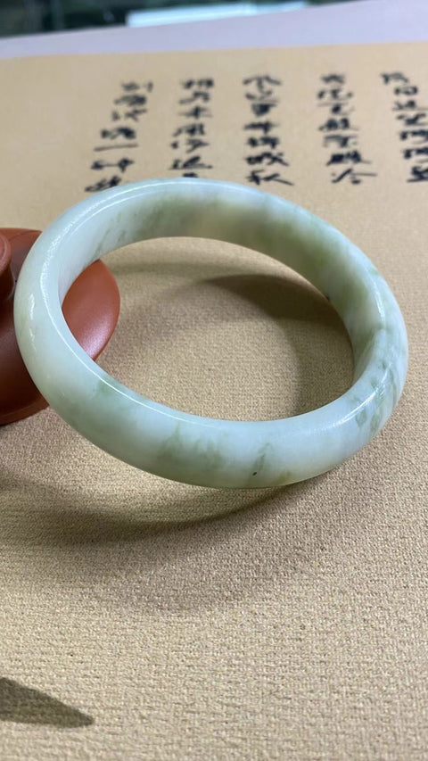 Gelang Cui Giok Minyak Cui Tua Ukuran 61-62mm Ukuran 61.7mm Lebar Sisi 13.7mm Giok terjadi secara alami Pola acak Pajak pengiriman sudah termasuk.