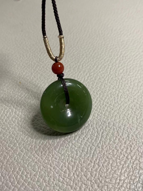 Liontin Perdamaian Hijau Giok Cui Jade Alami Ukuran 27,6 * 8,6 mm Sudah termasuk pajak pengiriman.