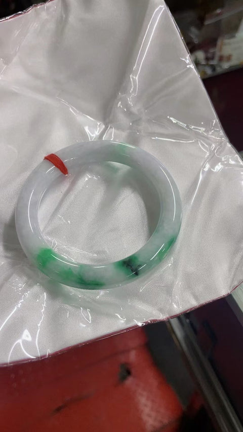 Gelang Jadeite Alami Bahan Pit Tua Dasar halus dan hangat Gaya elegan dan elegan Ukuran 56.8mm Batu giok terbentuk secara alami Pola acak Sudah termasuk pajak pengiriman.